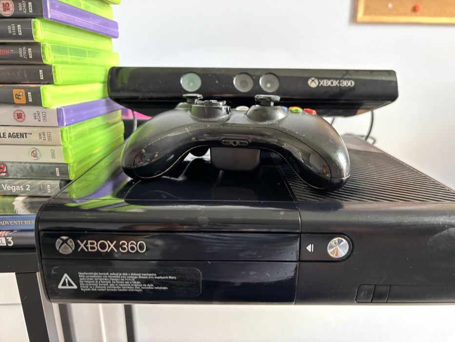 Konsola xbox 360 z kinect i zestawem 18 gier