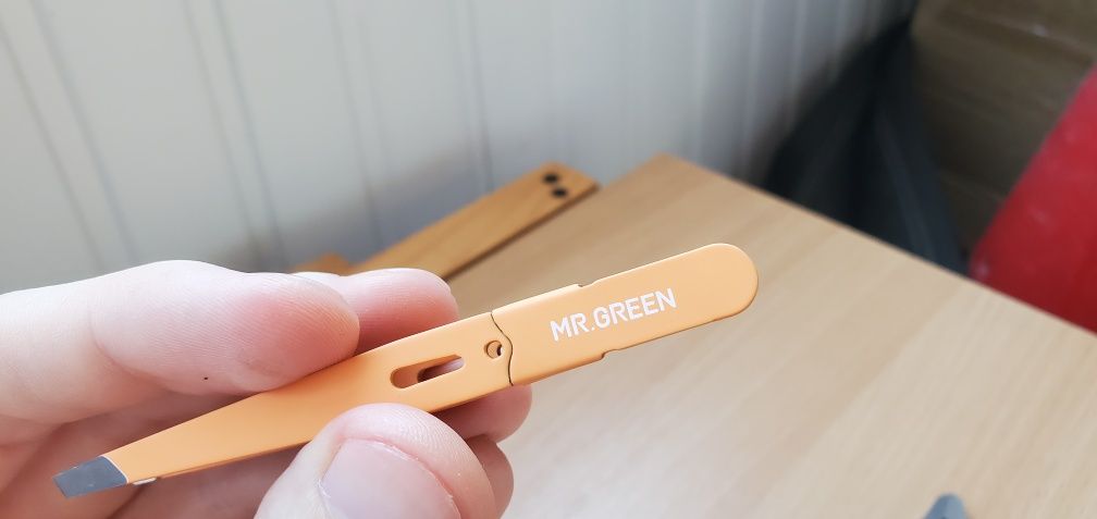 Пинцет для бровей MR.GREEN