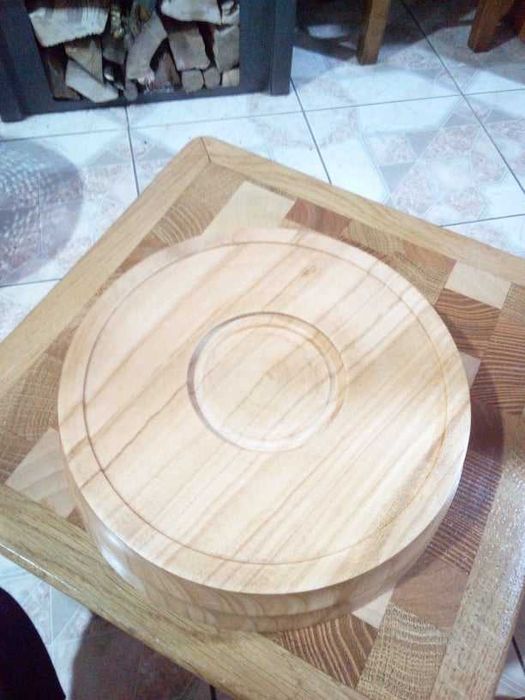 Тарелка из дерева ручной работы.