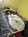 Cama de ferro e quadros antigos