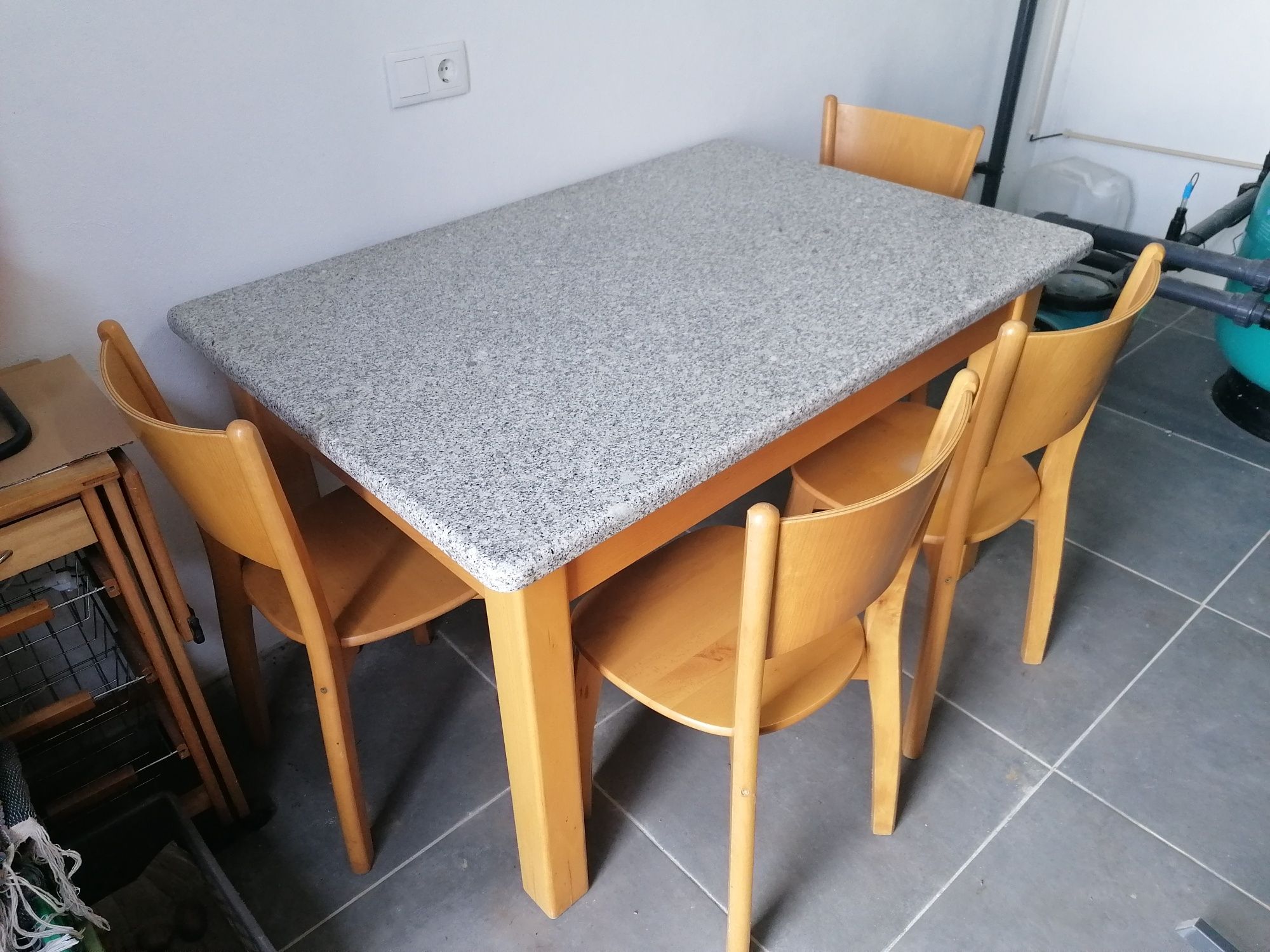 Mesa + 4 cadeiras