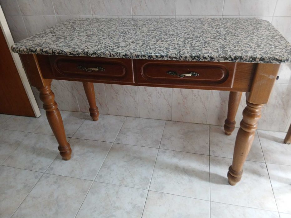 Mesa antiga de cozinha com tampo de mármore