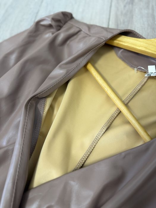 Сукня під шкіру, пудровий колір, на запах