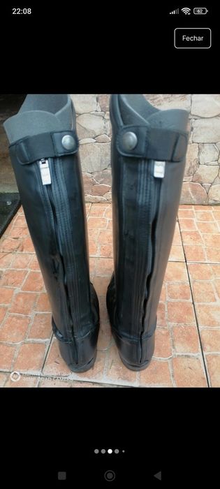 Botas de montar pretas da marca Chester.