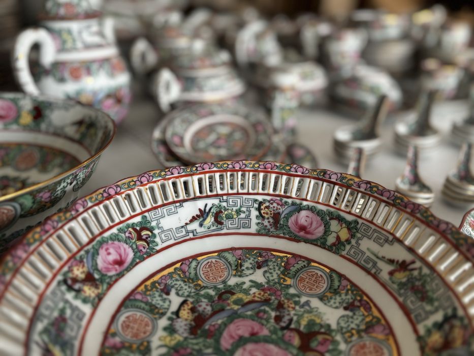 Serviço porcelana chinesa Macau – Rose Medallion (154 peças, 50 anos)