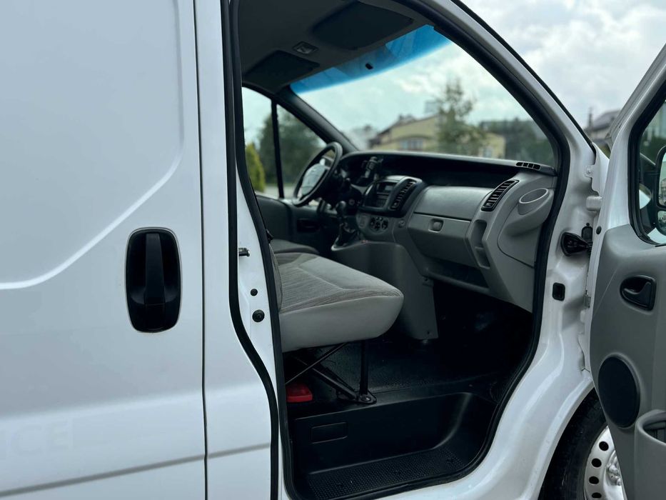 Renault Trafic 2.5 DCi Lift LONG Klima 2x Drzwi Przesuwne Hak (vivaro)