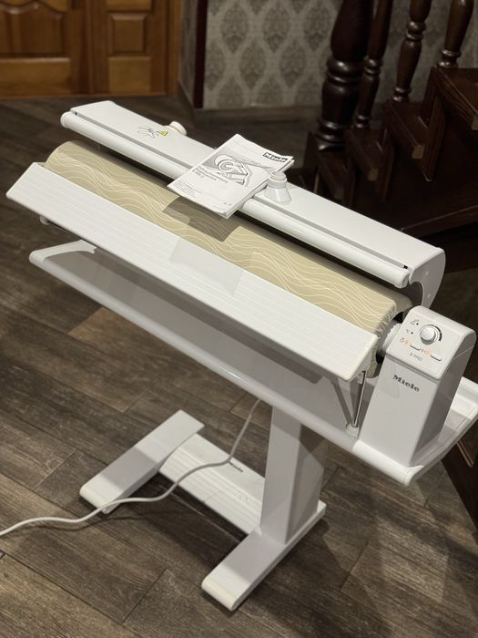 Гладильний каток Miele B 995 D у стані нового + Інструкція