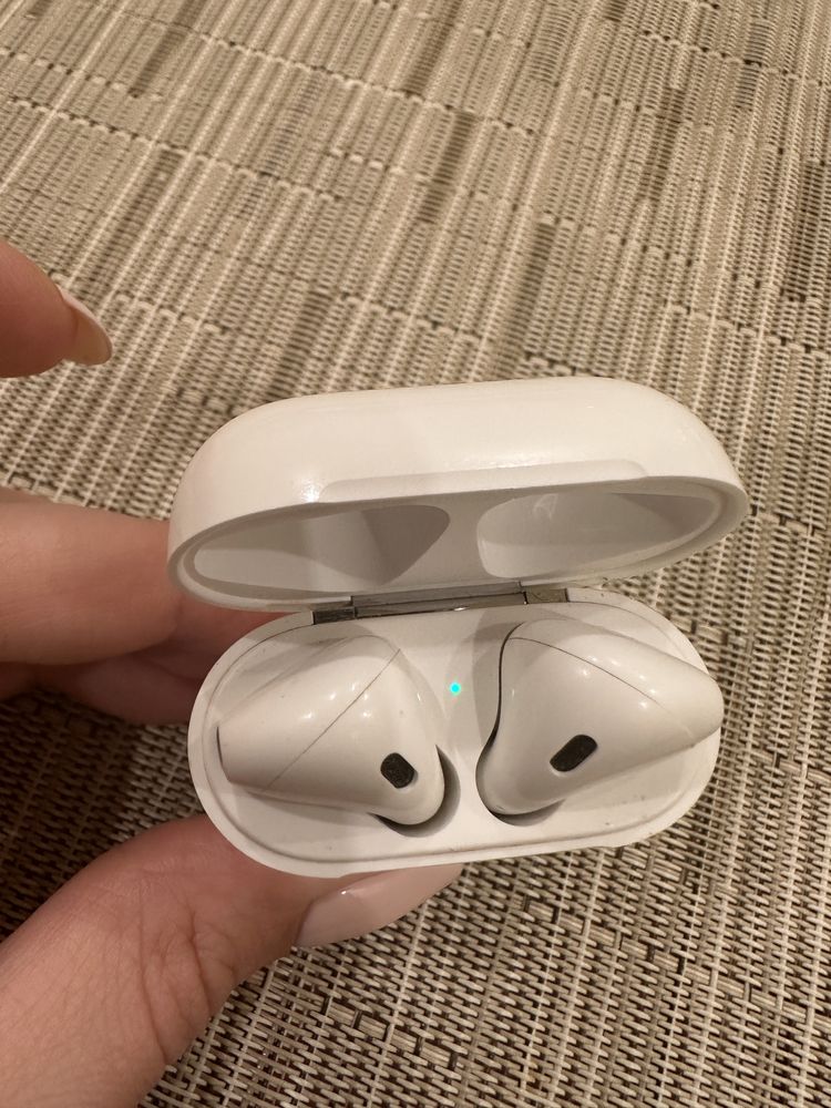 Наушники AirPods