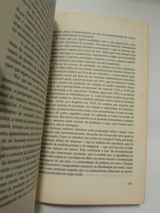 Dezoito lições sobre a sociedade industrial, de Raymond Aron