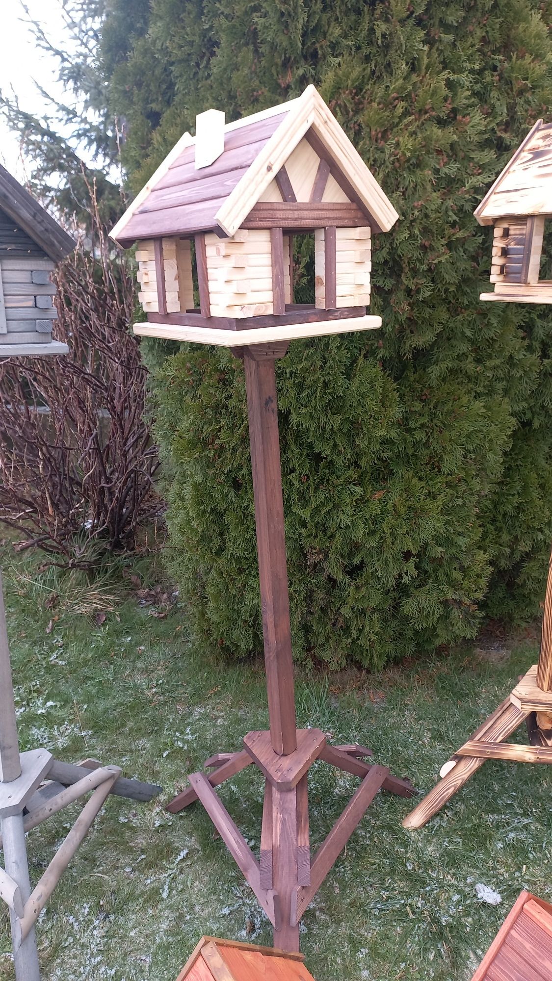 Karmnik dla ptaków domek