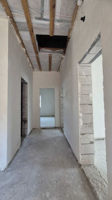 Будинок на огороженій ділянці 8 соток, штукатурка, якісні комунікації