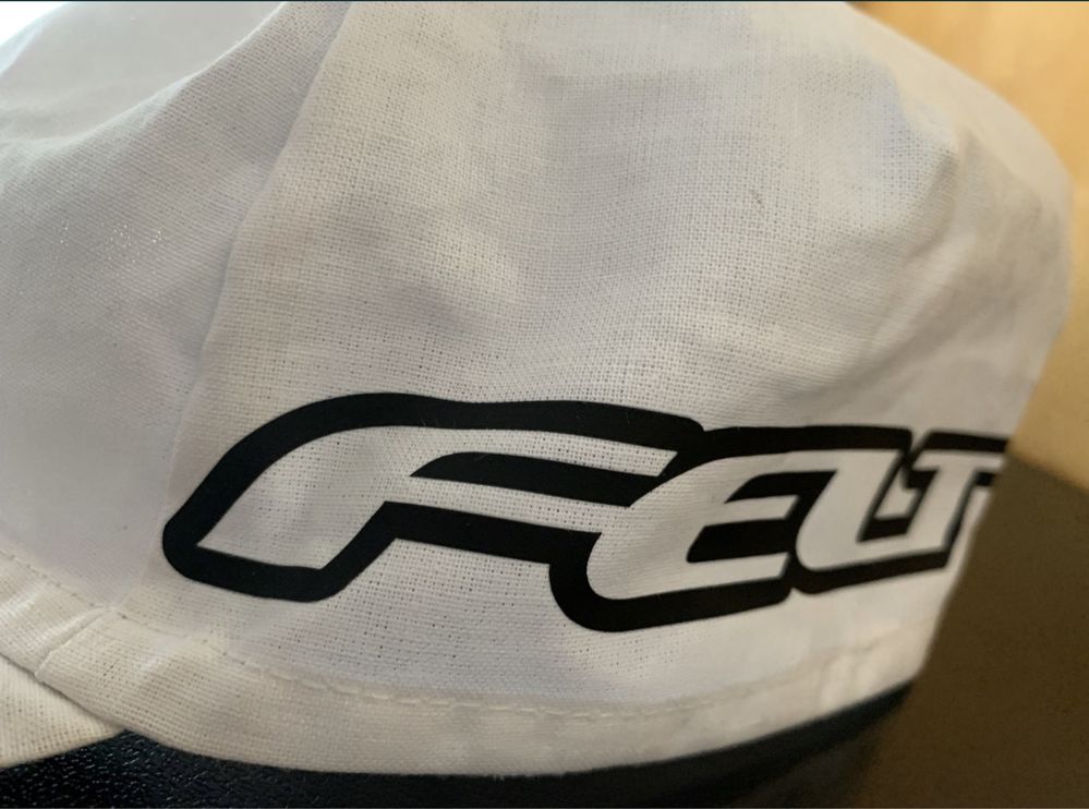 Klasyczna czapka rowerowa z napisem FELT, rozm. uni