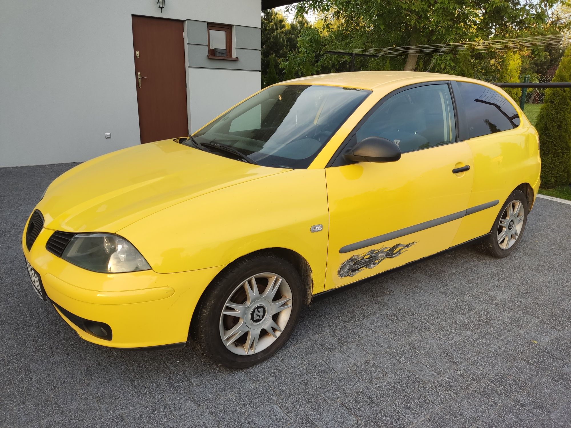 Seat Ibiza 2002 żółty ważne opłaty kontakt telefoniczny