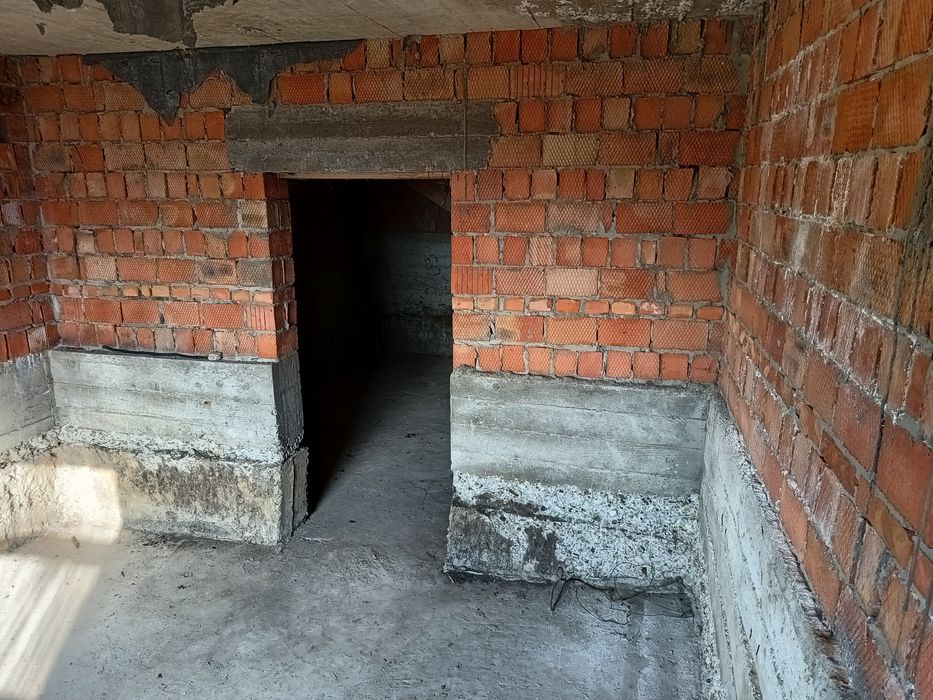 Цоколь з ділянкою під будівництво