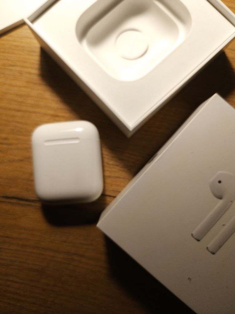 Słuchawka prawa AirPods z bazą.