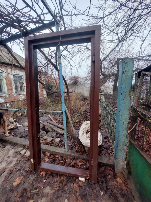 Продам двери с луткой