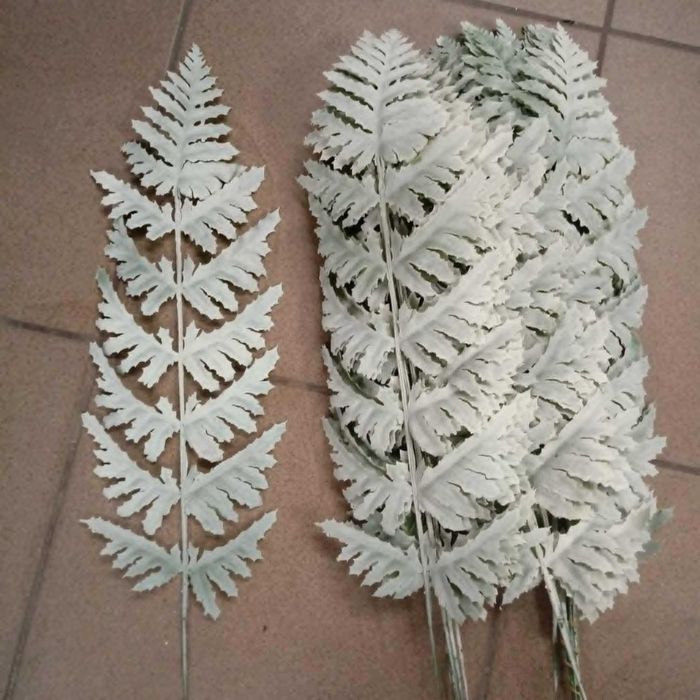 Sztuczne gałązki paproci do stroików, biała gałązka 24szt