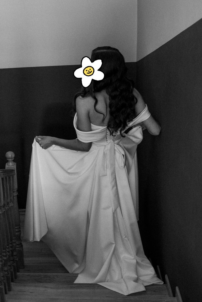 Suknia ślubna z opadającymi ramionami