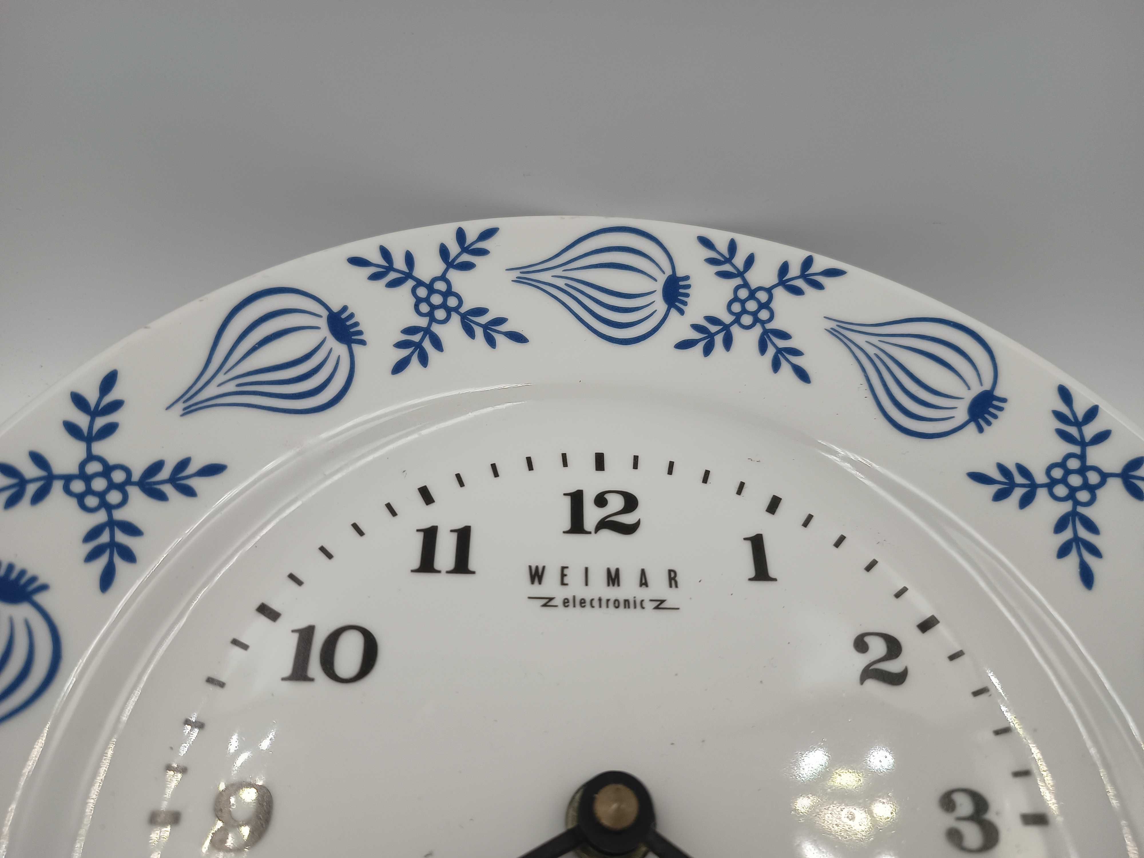 Porcelanowy wiszący zegar Weimar z PRL GDR cebulowy wzór sprawny
