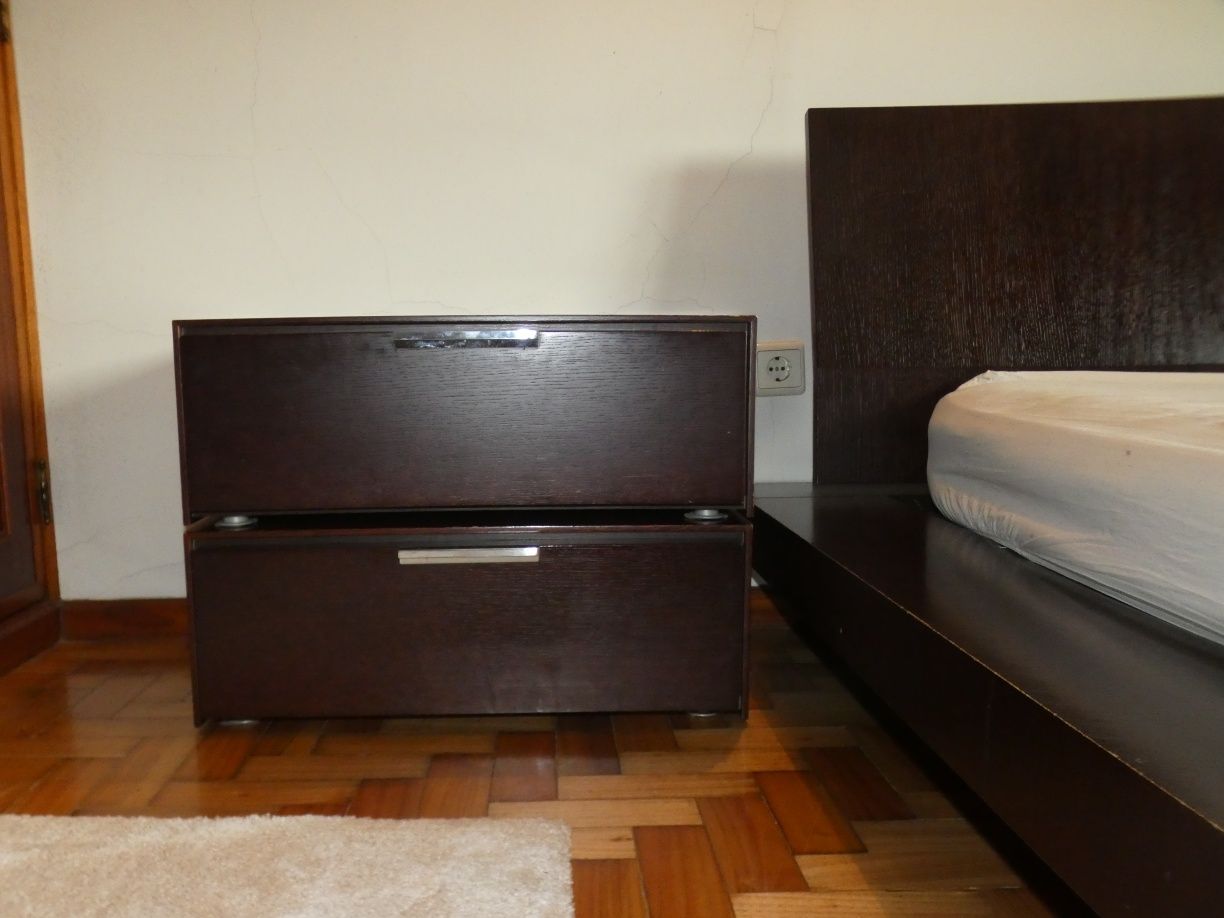 Cama casal mais 2 mesinhas de cabeceira em carvalho escuro