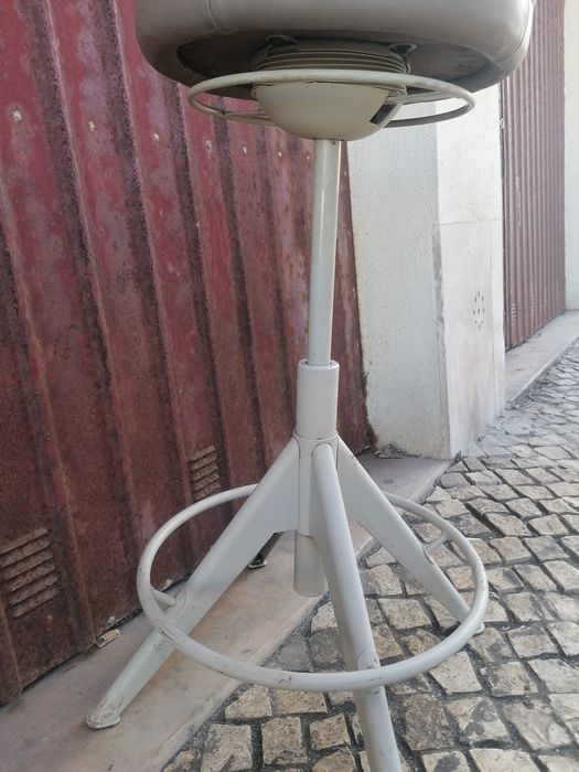 Banco antigo em bom estado