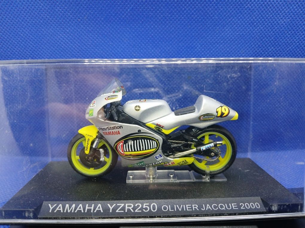 Miniaturas  Moto GP modelo 1/24 8 modelos  difrentes