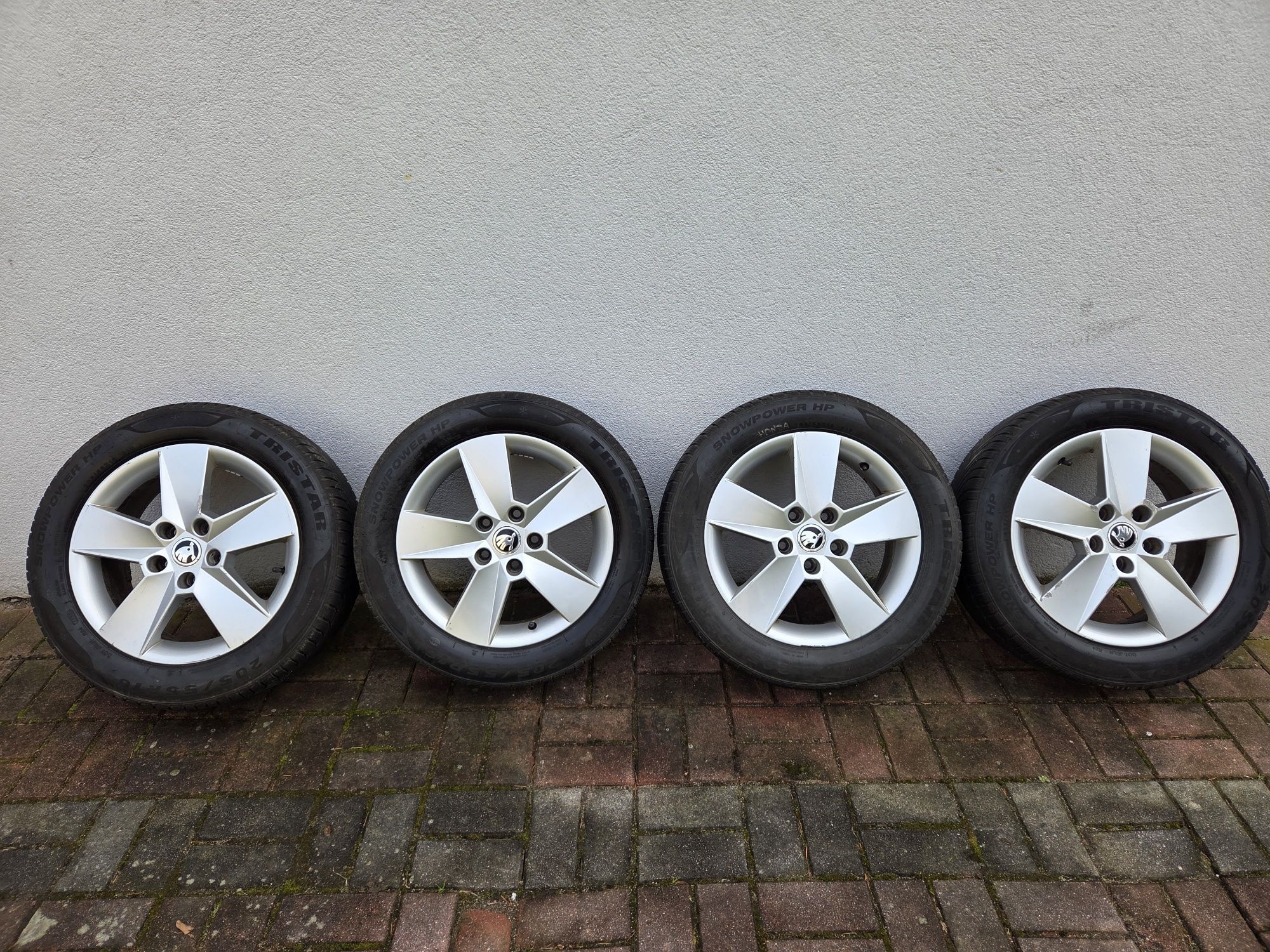 Felgi , koła , opony zimowe 205/55/16 Skoda Octawia Fabia Superb