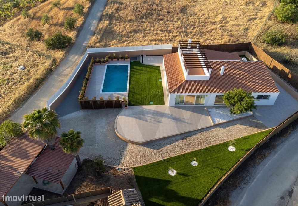 Moradia Unifamiliar com 4 Suites, Piscina na Corte António Martins, Vi