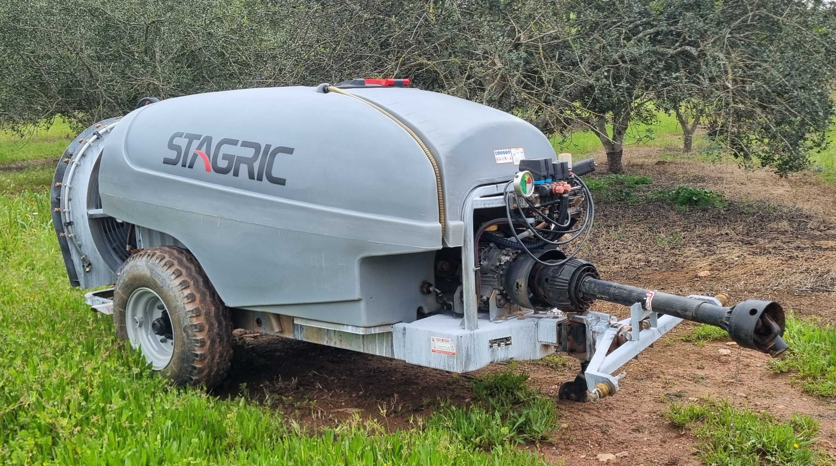 Pulverizador de reboque 2000 litros (ano 2021)
