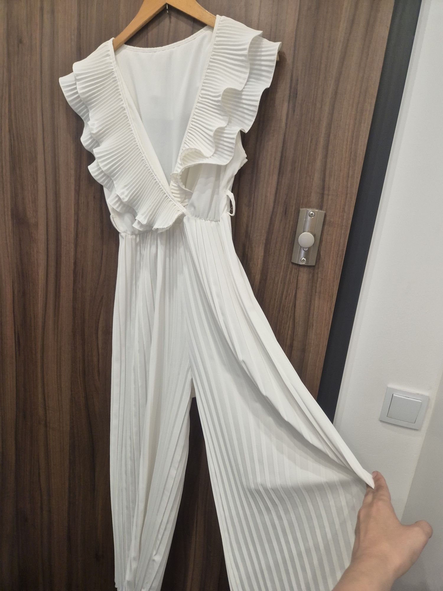 Kombinezon biały elegancki wizytowy jak nowy L