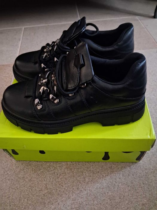 Sapato ténis em preto novos