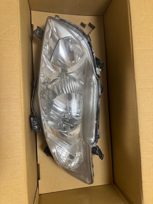 Передние фары Тойота Е 150 2007 года