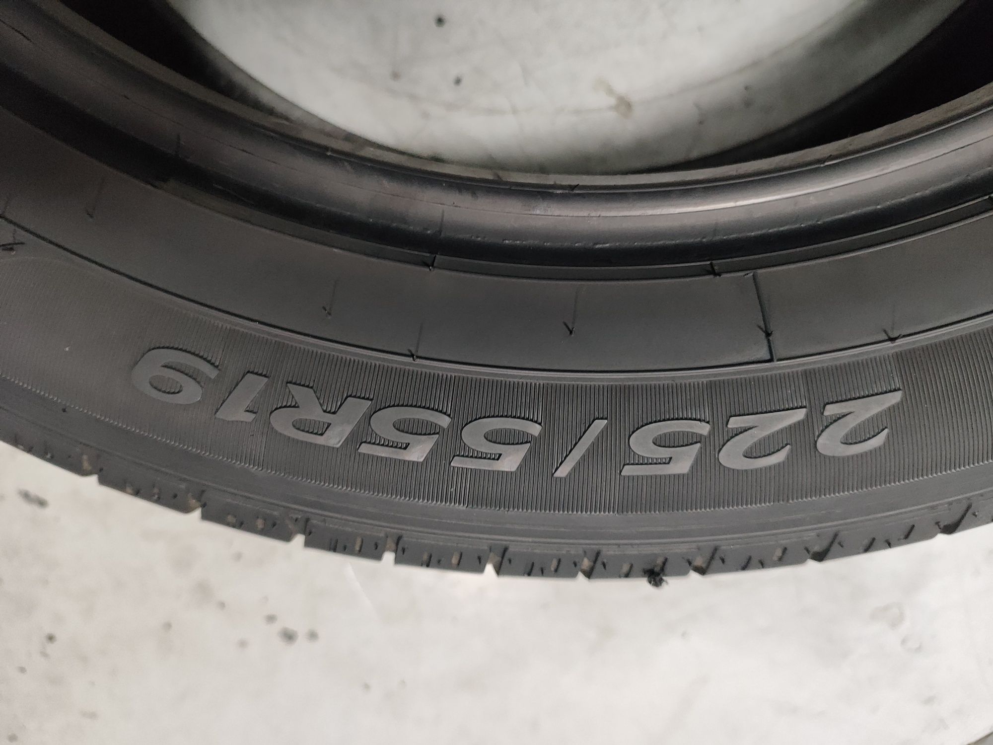 2 pneus semi novos Good Year 225/55R19 Oferta dos Portes