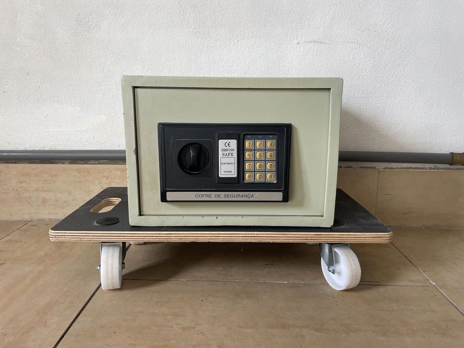 Cofre pequeno cinzento