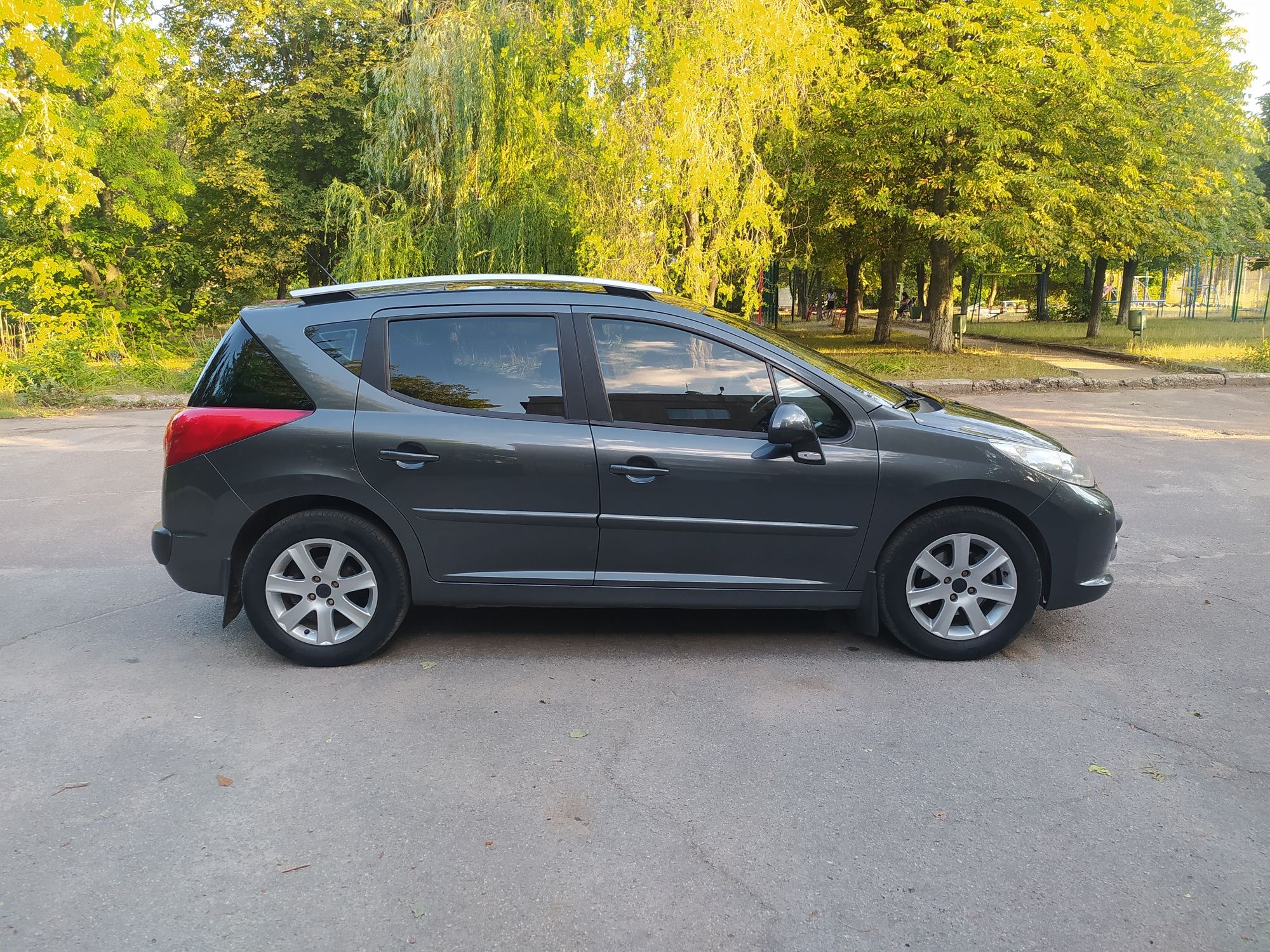 Продам Peugeot 207 sw 1.6 бензин