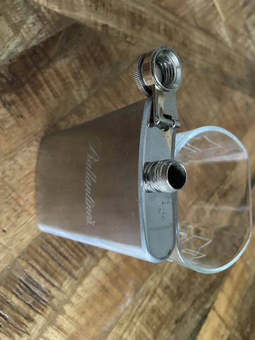 Piersiówka i szklanka Ballantines