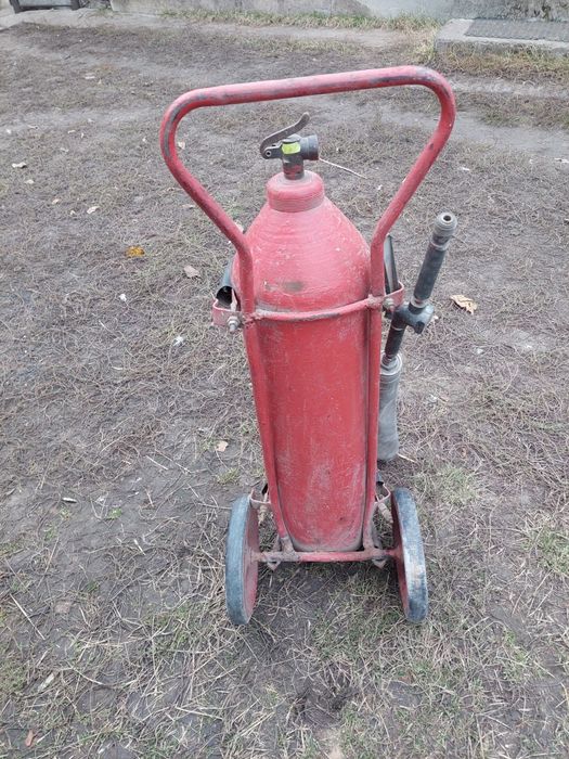 Вогнегасник вуглекислотний