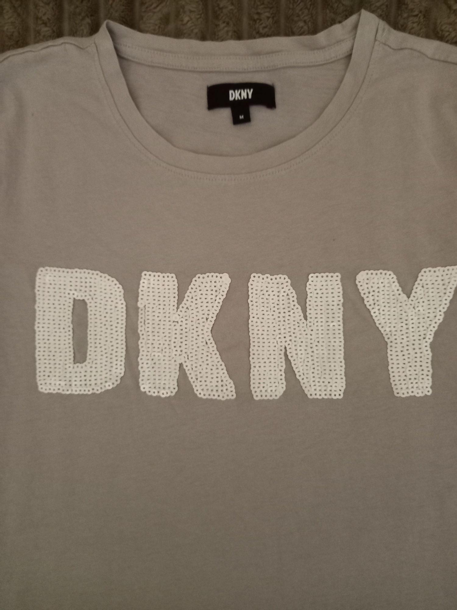 Жіноча футболка фірма DKNY