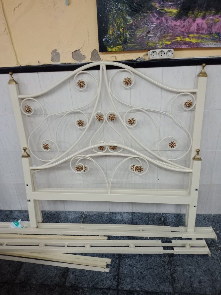 Cama em Ferro de corpo e meio