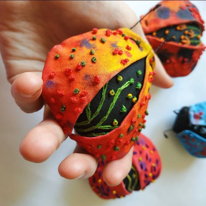 Текстильна фігурка божої корівки, декор для інтер'єру