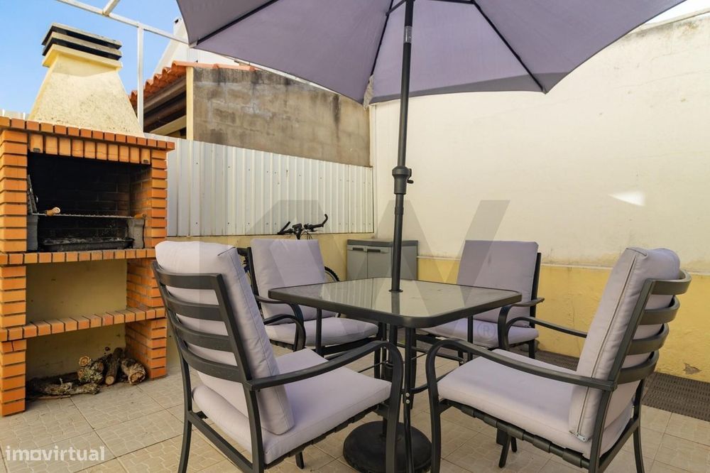 Moradia T3+1 com 2 logradouros e Terraço - Quinta do Conde - Sesimbra