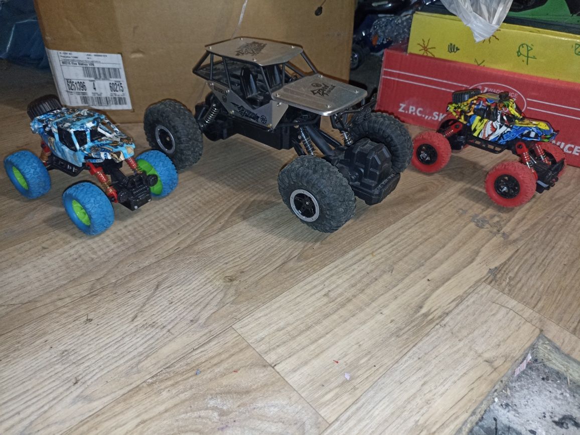 Zestaw dużych monstertruck Vaw na dużych kołach