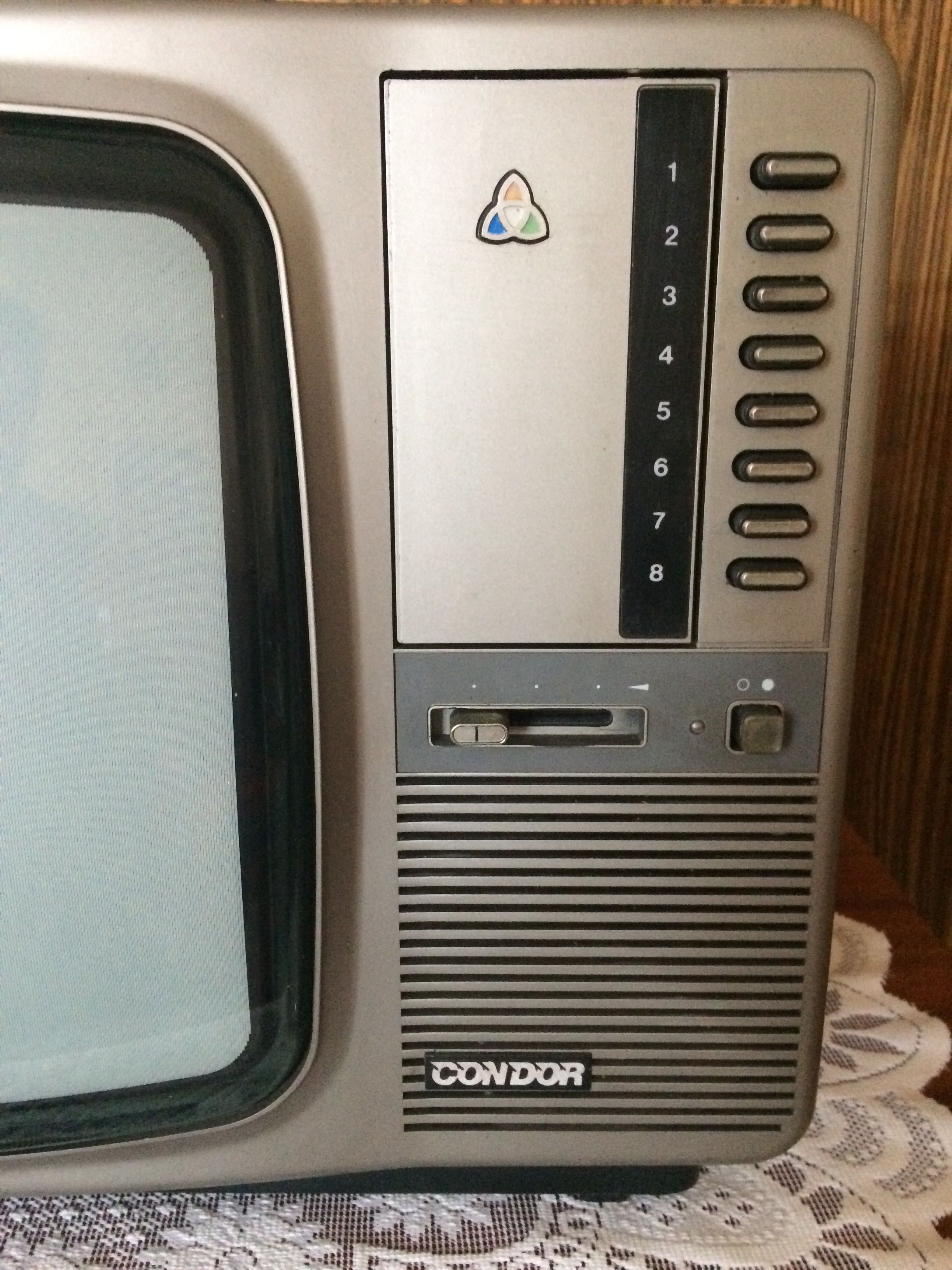 Stary mały zabytkowy telewizor kineskopowy retro, tv Condor CA107