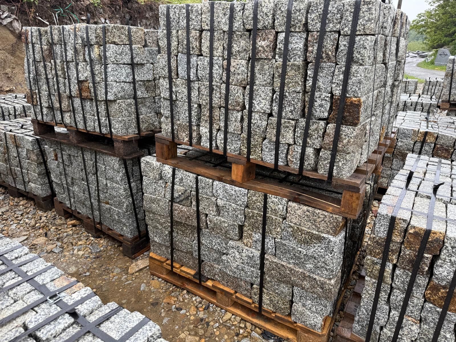 Kostka granitowa, płomieniowana 10/10 długość od 12 do 30 cm, palisada