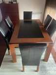 Mesa de sala de jantar com 6 cadeiras e aparador com espelho