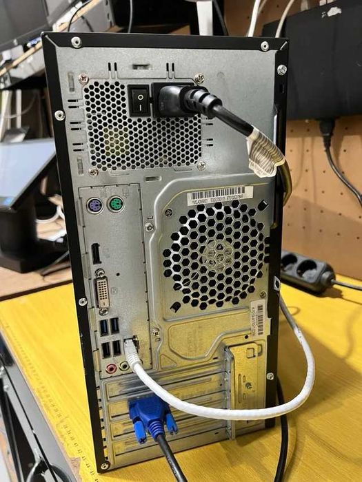 Fujitsu P556 E85+ - PC Desktop Preto