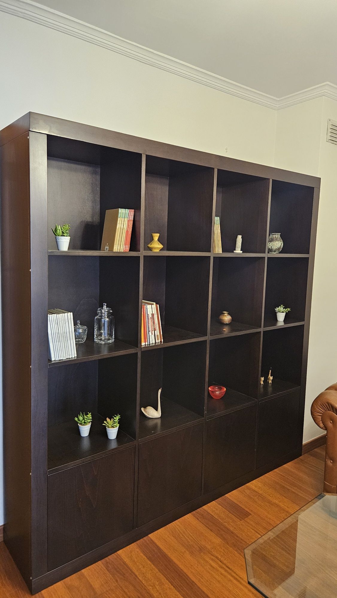 Estante para escritório ou sala de estar.