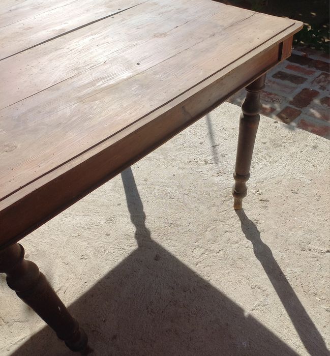 Mesa de jantar de madeira