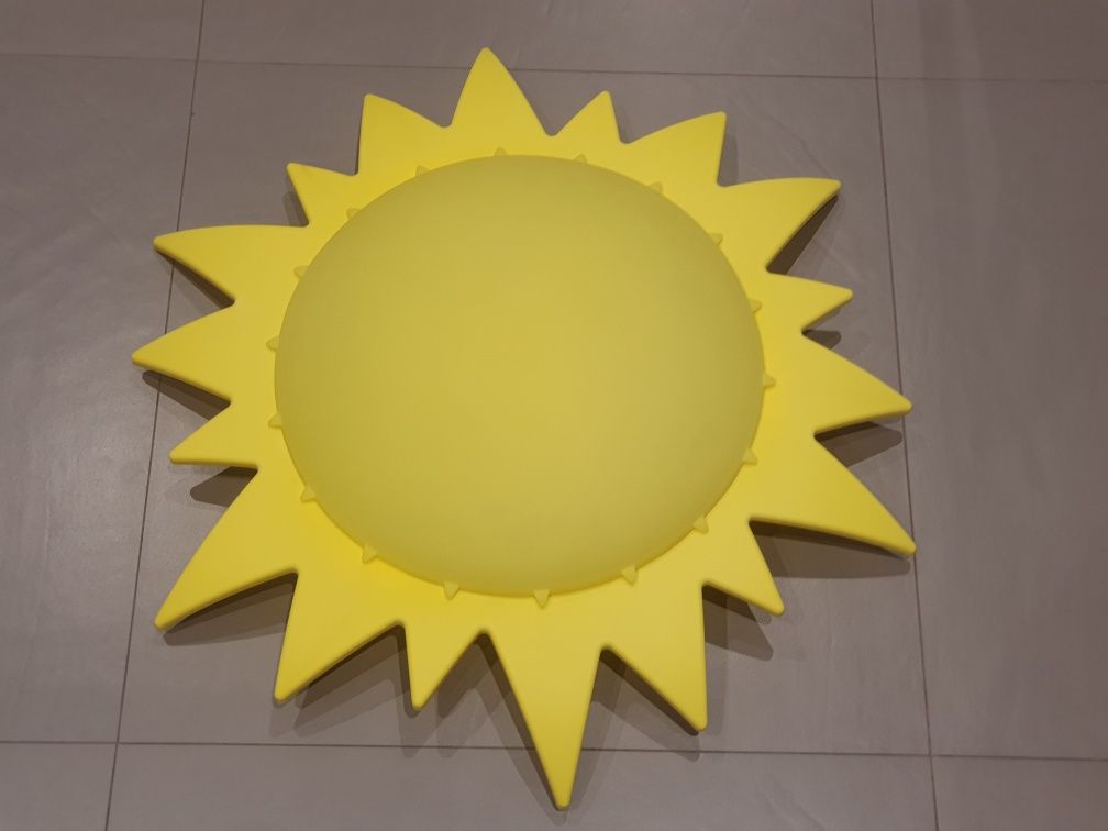 Lampa w kształcie słońca z IKEA.