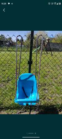 kubełkowa huśtawka ogrodowa w kolorze niebieskim